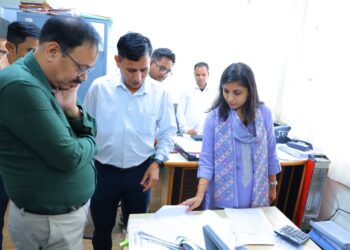 व्यवस्थाओं की नब्ज टटोलने विकास भवन पहुंचीं जिलाधिकारी,स्वच्छता से लेकर लंबित प्रकरणों तक की गहन पड़ताल