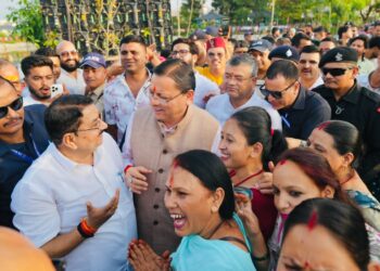 जल सृष्टि पार्क के लोकार्पण से लौटते समय सीएम धामी ने अचानक रुकवाया काफिला, बच्चों और आमजन के साथ खिंचवाईं सेल्फी