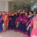 उत्तराखण्ड आशा हेल्थ वर्कर्स यूनियन ने आज सितारगंज स्वास्थ्य केंद्र में साप्ताहिक हड़ताल के तहत धरना किया और आशा वर्कर्स को राज्य कर्मचारी का दर्जा देने सहित कई मांगों उठाई इस दौरान यूनियन की जिला उपसचिव अनिता अन्ना ने कहा कि भाजपा सरकार आशाओं के श्रम का लगातार शोषण कर रही है. उत्तराखण्ड के स्वास्थ्य विभाग में कार्यरत आशाओं को न तो राज्य कर्मचारी का दर्जा प्राप्त है और ना ही सरकार द्वारा लागू न्यूनतम वेतन मिलता है। जो कि बिल्कुल अनुचित और अन्यायपूर्ण है। लेकिन बेहद अफसोस की बात है कि आशाओं को स्वास्थ्य विभाग व बाहरी विभाग के भी कई कमीशन आधारित काम सौंप दिए जाते हैं। उस पर भी जब एकमुश्त राशि बनती है तो कई जगह विभाग के अधिकारी कमीशन मांग लेते हैं उन्होंने कहा कि ट्रेड यूनियन एक्टू से संबद्ध उत्तराखंड आशा हेल्थ वर्कर्स यूनियन ऐक्टू के नेतृत्व में 22 नवंबर को देहरादून कूच करेंगे और अपने हक अधिकार की मांग को बुलंद करेंगे। प्रदेश की हजारों आशा वर्कर्स इस आंदोलन में भाग लेंगी ब्लॉक महामंत्री शर्मिन सिद्दकी ने कहा कि हमारी मांग है कि 2021 में मुख्यमंत्री द्वारा किए गए वायदे को पूरा सरकार पूरा करे, आशाओं को राज्य कर्मचारी का दर्जा दे, न्यूतम वेतन लागू करे, सेवानिवृत्ति के बाद अनिवार्य पेंशन लागू करे, आशाओं के श्रम की राशि का भुगतान हर माह करे, ट्रेनिंग व पल्स पोलियो अभियान की राशि 500 रुपए प्रतिदिन करे, आशाओं के साथ विभागीय अधिकारियों का सम्मानपूर्वक व्यवहार करने की गारंटी हो, हर अस्पताल में आशा घर का निर्माण करने व अस्पतालों में डॉक्टर व स्टाफ की कमी को दूर किया जाए, मनमाने तरीके से आशाओं की छटनी रोकने की है धरने में जिला उप सचिव अनीता अन्ना, ब्लॉक महामंत्री शर्मिन सिद्दकी, भावना बिष्ट, यशोदा देवी मोहनी, इंद्रावती, हेमंती नेगी, खुशनुमा , पूनम शर्मा, अनीता बोरा, ममता शर्मा, संगीता, प्रेमा देवी, फूलादेवी, मंजीत कौर, रहीमा, शबनम, कुलदीप कौर, मीना देवी,अंगूरी देवी, सफ़ीना, भागीरथी, रबीना, देवी, मोबिना, कंचन गुप्ता, पुष्पा देवी, मंजीत, निर्वेश कुमारी,मीना,विजेता देवी, सीता देवी, दुर्गा देवी, सबीना, रीना देवी, लीलावती, कमला देवी, सरोजनी, ज्योति, सच्ची, सरिता, मीना देवी, विमला कौर, विजयवती, निर्मला देवी, व अन्य आशाएं शामिल थी।