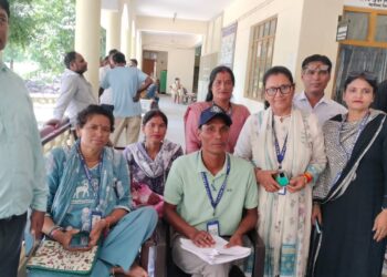 जिला विधिक सेवा प्राधिकारण उद्यम सिंह नगर माननीय सचिव ममता पंत, के आदेशानुसार आदेश संख्या-56/2026-27 के तत्वावधान पर, एक संयुक्त कैंप का आयोजन रामस्वरूप भगत उच्चतर मध्यमिक विद्यालय मुडे़ली प्रधानाचार्य की अध्यक्षता में किया गया मंच का संचालन पैरालीगल वॉलीन्टर गीता शर्मा द्वारा छात्र-छात्राओं को विधिक नीशुल्क सुविधाओं की जानकारी दी गई और विमला मुडे़ली के, द्वारा,छात्र-छात्राओं को अन्य जानकारीयो से जागरूक किया गया विषय- नालसा और सालसा, की वीभिन्न योजनाओं और अपराधों के लिए, न्यूनातम मुआवजा राशि के प्रावधान हैं जैसे,एसिड अटैक, मानव तस्कारी,समूहिक बलात्कार, मानव तस्कारी, नाबालिक बच्चों का यौन उत्पीड़न, घरेलु हिंसा साइबर क्राइम, सड़क सुरक्षा के नियमों और हेल्पलाइन नंबर 112 की जानकारी दी गई और साथ ही बताया सिविल कोर्ट खटीमा में हर 3 महीने बाद राष्ट्रीय लोक अदालत, का आयोजन किया जाता हैं, जिला विधिक सेवा प्राधिकारण उधम सिंह नगर में स्थाई लोक अदालत है जो राविवर सेकंड सैटरडे को बंद रहती है ,इसे परमानेट लोक अदालत मैं अन्य केसों का निसतारण कर फैसला करा दिया जाता हैं,, साइबर हेल्पलाइन नंबर 1930 चाइल्ड हेल्पलाइन नंबर – 1098 छात्र छात्राओं को बताकर विधिक नीशुल्क सुविधाओं ग्रामीण विधिक सेवा सहायता केंद्रों की जानकारी देकर नालसा टोल न०-15100 इतयादि की विधिक, सुविधाओं की जानकारी से छात्र-छात्राओं को जागरूक किया गया पैरालीगल बाॅलियंटर, की उपस्थिति संख्या-टीम नंबर -36 से गीता शर्मा टीम नंबर- 41 से विमला मुडेला , माया देवी, ठगो देवी प्रभु दयाल, विधिक शिविर कैंप में उपस्थित रहे ।