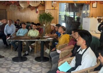 पर्यटकों की थाली में न पहुंचे खराब खाना, होटल-रेस्टोरेंट कर्मियों को दिए खाद्य सुरक्षा के गुर पर्यटन नगरी मसूरी में हर दिन बड़ी संख्या में पर्यटक होटल और रेस्टोरेंट में भोजन करते हैं। ऐसे में पर्यटकों की थाली तक पहुंचने वाले खाद्य पदार्थों की गुणवत्ता और सुरक्षा सुनिश्चित करना बड़ी जिम्मेदारी है। इसी को लेकर फूड सेफ्टी एंड स्टैंडर्ड अथॉरिटी ऑफ इंडिया (एफएसएसआई) की ओर से होटल और रेस्टोरेंट कर्मियों को खाद्य सुरक्षा एवं गुणवत्ता का प्रशिक्षण दिया गया।प्रशिक्षण के दौरान एफएसएसआई के वरिष्ठ सलाहकार जगदीश पांडे ने कर्मचारियों को खाद्य पदार्थों की गुणवत्ता जांचने के साथ ही एक्सपायरी डेट, कंपनी व ब्रांड की जानकारी और खाद्य सामग्री को सुरक्षित तरीके से रखने के बारे में विस्तार से बताया। उन्होंने कहा कि खाद्य पदार्थ खरीदने से लेकर उसे पर्यटकों को परोसने तक प्रत्येक स्तर पर सावधानी जरूरी है। गलत तरीके से रखे गए या एक्सपायरी खाद्य पदार्थ लोगों के स्वास्थ्य के लिए परेशानी का कारण बन सकते हैं।राष्ट्रीय प्रशिक्षक प्रेमचंद शर्मा ने कहा कि एफएसएसआई की ओर से देशभर में खाद्य सुरक्षा को लेकर प्रशिक्षण दिया जा रहा है। इसका उद्देश्य खाद्य पदार्थों की गुणवत्ता बनाए रखना और लोगों को सुरक्षित एवं गुणवत्तापूर्ण भोजन उपलब्ध कराना है। उन्होंने कहा कि होटल और रेस्टोरेंट में काम करने वाले कर्मचारियों की भूमिका इसमें बेहद महत्वपूर्ण है, क्योंकि भोजन की खरीद, भंडारण और तैयार करने की प्रक्रिया में उनकी सीधी भूमिका रहती है।प्रशिक्षण में मसूरी के विभिन्न होटल और रेस्टोरेंट के कर्मचारियों ने हिस्सा लिया। इस दौरान रोमियो लेन के जीएम रोहित पाठक सहित अन्य कर्मचारी मौजूद रहे। प्रशिक्षण के जरिए कर्मचारियों को खाद्य पदार्थों की सुरक्षा को लेकर व्यवहारिक जानकारी भी दी गई, ताकि पर्यटन नगरी में आने वाले लोगों को सुरक्षित और गुणवत्तापूर्ण भोजन मिल सके।