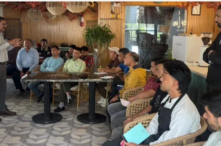 पर्यटकों की थाली में न पहुंचे खराब खाना, होटल-रेस्टोरेंट कर्मियों को दिए खाद्य सुरक्षा के गुर पर्यटन नगरी मसूरी में हर दिन बड़ी संख्या में पर्यटक होटल और रेस्टोरेंट में भोजन करते हैं। ऐसे में पर्यटकों की थाली तक पहुंचने वाले खाद्य पदार्थों की गुणवत्ता और सुरक्षा सुनिश्चित करना बड़ी जिम्मेदारी है। इसी को लेकर फूड सेफ्टी एंड स्टैंडर्ड अथॉरिटी ऑफ इंडिया (एफएसएसआई) की ओर से होटल और रेस्टोरेंट कर्मियों को खाद्य सुरक्षा एवं गुणवत्ता का प्रशिक्षण दिया गया।प्रशिक्षण के दौरान एफएसएसआई के वरिष्ठ सलाहकार जगदीश पांडे ने कर्मचारियों को खाद्य पदार्थों की गुणवत्ता जांचने के साथ ही एक्सपायरी डेट, कंपनी व ब्रांड की जानकारी और खाद्य सामग्री को सुरक्षित तरीके से रखने के बारे में विस्तार से बताया। उन्होंने कहा कि खाद्य पदार्थ खरीदने से लेकर उसे पर्यटकों को परोसने तक प्रत्येक स्तर पर सावधानी जरूरी है। गलत तरीके से रखे गए या एक्सपायरी खाद्य पदार्थ लोगों के स्वास्थ्य के लिए परेशानी का कारण बन सकते हैं।राष्ट्रीय प्रशिक्षक प्रेमचंद शर्मा ने कहा कि एफएसएसआई की ओर से देशभर में खाद्य सुरक्षा को लेकर प्रशिक्षण दिया जा रहा है। इसका उद्देश्य खाद्य पदार्थों की गुणवत्ता बनाए रखना और लोगों को सुरक्षित एवं गुणवत्तापूर्ण भोजन उपलब्ध कराना है। उन्होंने कहा कि होटल और रेस्टोरेंट में काम करने वाले कर्मचारियों की भूमिका इसमें बेहद महत्वपूर्ण है, क्योंकि भोजन की खरीद, भंडारण और तैयार करने की प्रक्रिया में उनकी सीधी भूमिका रहती है।प्रशिक्षण में मसूरी के विभिन्न होटल और रेस्टोरेंट के कर्मचारियों ने हिस्सा लिया। इस दौरान रोमियो लेन के जीएम रोहित पाठक सहित अन्य कर्मचारी मौजूद रहे। प्रशिक्षण के जरिए कर्मचारियों को खाद्य पदार्थों की सुरक्षा को लेकर व्यवहारिक जानकारी भी दी गई, ताकि पर्यटन नगरी में आने वाले लोगों को सुरक्षित और गुणवत्तापूर्ण भोजन मिल सके।