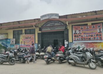 मसूरी में 70 वाहनों पर कार्रवाई, नाबालिगों की स्कूटी भी सीजमसूरी में परिवहन विभाग, पुलिस, प्रशासन और पालिका की संयुक्त कार्रवाई; सड़क किनारे खड़े वाहनों पर भी शिकंजामसूरी, पहाड़ों की रानी मसूरी में बिगड़ती यातायात व्यवस्था और नियमों को ताक पर रखकर संचालित किए जा रहे वाहनों के खिलाफ प्रशासन ने अब सख्त कार्रवाई शुरू कर दी है। मंगलवार को परिवहन विभाग, जिला प्रशासन, मसूरी पुलिस और नगर पालिका परिषद की संयुक्त टीम ने गांधी चौक, स्प्रिंग रोड, मोतीलाल नेहरू मार्ग, प्रतापगढ़ चौक समेत विभिन्न क्षेत्रों में अभियान चलाया। कार्रवाई के दौरान करीब 70 वाहनों के खिलाफ चालानी कार्रवाई की गई, जबकि नियमों का उल्लंघन करने वाले कई वाहनों को सीज कर नगर पालिका के सुपुर्द किया गया। अभियान का नेतृत्व टीटीओ प्रज्ञा पंत ने किया। टीम ने विशेष रूप से अनधिकृत रूप से संचालित टैक्सी स्कूटी, बिना निर्धारित स्थान पर पार्क किए गए दोपहिया वाहनों और मोटर व्हीकल एक्ट के नियमों का उल्लंघन करने वाले वाहन चालकों के खिलाफ कार्रवाई की। अभियान के दौरान कुछ नाबालिग भी स्कूटी चलाते हुए मिले। उनके चालान करने के साथ ही संबंधित स्कूटी को भी सीज कर दिया गया।टीटीओ प्रज्ञा पंत ने बताया कि जिलाधिकारी देहरादून के निर्देशों के अनुपालन में मसूरी में अभियान शुरू किया गया है। जांच में कई वाहन चालक मोटर व्हीकल एक्ट के नियमों का उल्लंघन करते पाए गए। ऐसे वाहनों के खिलाफ नियमानुसार कार्रवाई की गई है। उन्होंने बताया कि कई स्कूटी संचालक सड़क किनारे अनावश्यक रूप से वाहन खड़ा कर यातायात व्यवस्था प्रभावित कर रहे हैं। वहीं कुछ वाहन निर्धारित स्थान के बजाय अन्य जगहों से संचालित किए जा रहे हैं। ऐसे मामलों में लाइसेंस संबंधी कार्रवाई भी शुरू की जा रही है। उन्होंने कहा कि मसूरी में आने वाले दिनों में अभियान को और तेज किया जाएगा। मुख्य चौराहों और सड़कों के किनारे अनियमित तरीके से खड़े दोपहिया और टैक्सी वाहनों के कारण यातायात प्रभावित होने की शिकायतें लगातार सामने आ रही हैं। नियमों का उल्लंघन करने वालों के खिलाफ नियमानुसार कार्रवाई जारी रहेगी।अभियान के दौरान नाबालिगों के स्कूटी चलाने का मामला भी सामने आया। नायब तहसीलदार उपेंद्र राणा ने बताया कि जिलाधिकारी के निर्देश के बाद अनधिकृत रूप से संचालित स्कूटी और टैक्सियों के खिलाफ कार्रवाई की जा रही है। करीब 70 से अधिक स्कूटी और अन्य वाहनों पर कार्रवाई की गई है। कुछ नाबालिग वाहन चलाते मिले, जिनके चालान करने के साथ वाहनों को भी सीज किया गया। उन्होंने कहा कि यातायात नियमों का उल्लंघन किसी भी स्थिति में बर्दाश्त नहीं किया जाएगा और अभियान आगे भी जारी रहेगा।सभासद जसवीर कौर ने कहा कि स्प्रिंग रोड, मोतीलाल नेहरू मार्ग और प्रतापगढ़ चौक में सड़क किनारे बेतरतीब तरीके से वाहन खड़े किए जाने और स्कूटी संचालन के कारण यातायात व्यवस्था प्रभावित हो रही थी। इस संबंध में उनके द्वारा कई बैठकों में शिकायत उठाई गई थी। जिलाधिकारी द्वारा इसका संज्ञान लेते हुए कार्रवाई शुरू कराना महत्वपूर्ण कदम है। उन्होंने जिलाधिकारी और परिवहन विभाग से मांग की कि इस तरह का अभियान नियमित रूप से चलाया जाए, ताकि मुख्य बाजार और संपर्क मार्गों पर यातायात व्यवस्था सुचारु बनी रहे और सड़क किनारे अनावश्यक रूप से वाहन खड़े करने की प्रवृत्ति पर रोक लग सके।