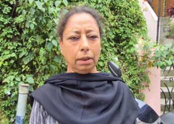 सीएम के सामने जसवीर कौर ने खोला मसूरी की समस्याओं का पिटारा, भद्राज मंदिर की बिजली से अस्पताल में डॉक्टर तक उठे मुद्द पर्यटन नगरी के विकास के बीच स्थानीय समस्याओं के समाधान को लेकर जसवीर कौर ने मुख्यमंत्री पुष्कर सिंह धामी के सामने मसूरी के कई महत्वपूर्ण मुद्दे उठाए। मुलाकात में उन्होंने भद्राज मंदिर तक विद्युत लाइन पहुंचाने में वन विभाग की अनुमति की बाधा से लेकर सिविल अस्पताल में चिकित्सक की उपलब्धता तक के मामलों पर तत्काल कार्रवाई का आग्रह किया।जसवीर कौर ने मुख्यमंत्री से कहा कि भद्राज मंदिर क्षेत्र में बिजली की सुविधा श्रद्धालुओं और स्थानीय लोगों के लिए महत्वपूर्ण है, लेकिन वन विभाग की अनुमति संबंधी समस्या के कारण विद्युत लाइन का काम आगे नहीं बढ़ पा रहा है। उन्होंने आवश्यक अनुमति दिलाकर कार्य जल्द पूरा कराने का अनुरोध किया।उन्होंने मसूरी उप जिला चिकित्सालय में तैनात चिकित्सक डॉ. सुशील सैनी को सीएमओ कार्यालय से अटैच किए जाने का मामला भी उठाया। उनका कहना था कि मसूरी पर्यटन नगरी होने के कारण यहां स्थानीय आबादी के साथ बड़ी संख्या में पर्यटक भी स्वास्थ्य सेवाओं पर निर्भर रहते हैं। ऐसे में अस्पताल में चिकित्सकों की पर्याप्त उपलब्धता जरूरी है। उन्होंने डॉ. सैनी की सेवाएं दोबारा मसूरी सिविल अस्पताल में सुनिश्चित कराने का आग्रह किया। जसबीर कौर ने बताया कि मुलाकात के दौरान आगामी मसूरी शरदोत्सव के उद्घाटन के लिए मुख्यमंत्री को आमंत्रित किया गया। जसवीर कौर के अनुसार मुख्यमंत्री ने समारोह में शामिल होने के लिए सैद्धांतिक सहमति दी है। उन्होंने कहा कि शरदोत्सव मसूरी की सांस्कृतिक पहचान से जुड़ा आयोजन है और मुख्यमंत्री के आने से आयोजन को और मजबूती मिलेगी।जसवीर कौर ने बताया कि मुख्यमंत्री के समक्ष मसूरी की अन्य जनसमस्याओं और विकास से जुड़े विषय भी रखे गए हैं। उन्होंने उम्मीद जताई कि भद्राज मंदिर की विद्युत लाइन, स्वास्थ्य सेवाओं समेत उठाए गए मुद्दों पर जल्द सकारात्मक कार्रवाई होगी। उन्होंने मुख्यमंत्री पुष्कर सिंह धामी और कैबिनेट मंत्री गणेश जोशी का सहयोग के लिए आभार जताया।