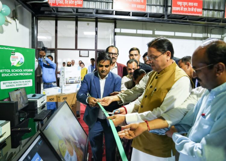 किच्छा में CMO के निर्देश पर स्वास्थ्य विभाग की बड़ी कार्रवाई, तीन अवैध क्लीनिक सीलकिच्छा, 24 सितंबर 2026:जनता के स्वास्थ्य और सुरक्षा को ध्यान में रखते हुए ऊधमसिंह नगर के मुख्य चिकित्सा अधिकारी डॉ. संजीव कुमार गोस्वामी के सख्त रुख के बाद आज स्वास्थ्य विभाग ने किच्छा क्षेत्र में एक बड़ा अभियान चलाया। मुख्य चिकित्सा अधिकारी को लगातार क्षेत्र में बिना पंजीकरण और बिना वैध डिग्री के क्लीनिक संचालित होने की शिकायतें मिल रही थीं। इन शिकायतों का कड़ा संज्ञान लेते हुए CMO डॉ. संजीव कुमार गोस्वामी ने नियमों का उल्लंघन करने वालों के खिलाफ तत्काल और सख्त कानूनी कदम उठाने के आदेश जारी किए।मुख्य चिकित्सा अधिकारी के विशेष दिशा-निर्देशों का पालन करते हुए डॉ. सुधीर गुप्ता के नेतृत्व में स्वास्थ्य विभाग की एक विशेष टीम का गठन किया गया। इस टीम ने आज किच्छा और आसपास के ग्रामीण इलाकों में औचक निरीक्षण किया। जांच के दौरान टीम ने पाया कि कई क्लीनिक बिना किसी वैध पंजीकरण के चलाए जा रहे थे, जो सीधे तौर पर स्वास्थ्य मानकों का उल्लंघन है।CMO के आदेश पर त्वरित कार्रवाई करते हुए टीम ने मौके पर तीन क्लीनिकों को अवैध पाते हुए सील कर दिया