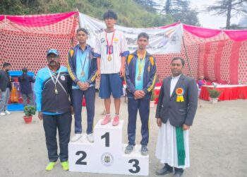 मसूरी में खेलों का जोश, मार्चपास्ट के साथ 24वीं क्षेत्रीय एथलेटिक्स रैली शुरूसात विद्यालयों के खिलाड़ियों ने दिखाया दमखम, पहले दिन दौड़ से लेकर गोला, चक्का और भाला फेंक में हुआ मुकाबला&nbsp; सर्वे मैदान में शुक्रवार को खिलाड़ियों के जोश और स्कूल बैंड की धुनों के बीच 24वीं नगर क्षेत्रीय एथलेटिक्स प्रतियोगिता का भव्य शुभारंभ हुआ। निर्मला इंटर कॉलेज के तत्वावधान में आयोजित प्रतियोगिता में मसूरी के सात विद्यालयों के खिलाड़ियों ने मार्चपास्ट के साथ प्रतियोगिता में कदम रखा। दो दिवसीय आयोजन में छात्र विभिन्न आयु वर्गों की दौड़, लंबी कूद, गोला फेंक, चक्का फेंक और भाला फेंक जैसी स्पर्धाओं में अपना दमखम दिखा रहे हैं। प्रतियोगिता का शुभारंभ पूर्व विधायक जोत सिंह गुनसोला ने स्कूल बैंड की धुनों के बीच मार्चपास्ट की सलामी लेने और ध्वजारोहण के साथ किया। संस्कृत विद्यालय के विद्यार्थियों ने स्वस्ति वाचन एवं सरस्वती वंदना प्रस्तुत की। इसके बाद खिलाड़ियों को खेल भावना और अनुशासन की शपथ दिलाई गई। गत चौंपियन ने मशाल लेकर मैदान का चक्कर लगाया, जिसके बाद मशाल प्रज्वलित कर प्रतियोगिता की औपचारिक शुरुआत की गई। निर्मला इंटर कॉलेज के प्रधानाचार्य ब्रदर अल्फोंस तिर्की ने विभिन्न विद्यालयों से पहुंचे प्रधानाचार्यों, खिलाड़ियों, शिक्षक-शिक्षिकाओं और अतिथियों का स्वागत किया। मुख्य अतिथि जोत सिंह गुनसोला ने खिलाड़ियों को खेल भावना के साथ प्रतियोगिता में प्रतिभाग करने का आह्वान किया। उन्होंने कहा कि स्वस्थ शरीर और स्वस्थ मन के लिए खेलों की महत्वपूर्ण भूमिका है। हर वर्ष मसूरी के विद्यालयों के खिलाड़ियों को अपनी प्रतिभा दिखाने का अवसर मिलता है, जो सराहनीय है।प्रतियोगिता के पहले दिन सब-जूनियर बालक वर्ग की 1500 मीटर दौड़ में आरएन भार्गव के राकेश ने पहला और निर्मला इंटर कॉलेज के अनुज मेलवाल ने दूसरा स्थान हासिल किया। गोला फेंक में निर्मला के अमित सिंह पहले और आरएन भार्गव के कल्याण सिंह दूसरे स्थान पर रहे। चक्का फेंक में अमित सिंह ने पहला और सेंट लॉरेंस स्कूल के दिनेश कुमार ने दूसरा स्थान प्राप्त किया। लंबी कूद में निर्मला के शमशेर अली खान प्रथम और घनानंद के दिनेश कुमार द्वितीय रहे। जूनियर बालक वर्ग की 1500 मीटर दौड़ में सेंट क्लेयर्स स्कूल के सूरज थापा प्रथम और निर्मला के अनुज मेलवाल द्वितीय रहे। 3000 मीटर में सेंट लॉरेंस के शुभम राज ने पहला और निर्मला के अनुज मेलवाल ने दूसरा स्थान पाया। चक्का फेंक में घनानंद के नितिन प्रथम और निर्मला के अर्पित द्वितीय रहे। गोला फेंक में अर्पित ने पहला और नितिन ने दूसरा स्थान हासिल किया। भाला फेंक में अर्पित प्रथम और सेंट लॉरेंस के कार्तिक द्वितीय रहे। सीनियर बालक वर्ग के चक्का फेंक में निर्मला के आर्यन सिंह ने पहला और घनानंद के सूर्यांश ने दूसरा स्थान हासिल किया। गोला फेंक में दिव्यांश नेगी प्रथम और निर्मला के आर्यन द्वितीय रहे। कार्यक्रम का संचालन कंचन रावत और मनीषा धनाई ने किया। इस अवसर पर आरएन भार्गव के प्रधानाचार्य विजय भट्ट, सेंट लॉरेंस की प्रधानाचार्या फातिमा अल्बर्ट, संस्कृत विद्यालय की प्रधानाचार्या मीनाक्षी चौहान, पूर्व आइजी मनोरंजन त्रिपाठी, कामोद शर्मा समेत बड़ी संख्या में शिक्षक-शिक्षिकाएं और अतिथि मौजूद रहे।