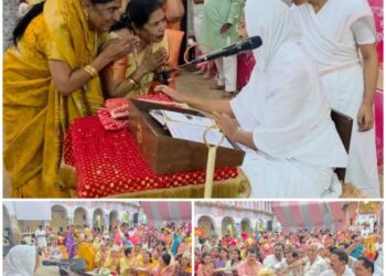 विद्वानों ने त्याग, सेवा और संस्कारों को बताया जीवन की असली पूंजी, भजनोपदेशक डॉ. सुमित अंगिरस की प्रस्तुतियों ने बांधा समांमसूरी, यज्ञ की वेदी से उठती आहुतियों के साथ त्याग, समर्पण और परोपकार का संदेश गूंजा तो भजनों ने श्रद्धालुओं को भक्ति रस में सराबोर कर दिया। आर्य समाज मसूरी का तीन दिवसीय वार्षिकोत्सव रविवार को वैदिक यज्ञ, प्रेरणादायी प्रवचनों, भजन और ऋषि लंगर प्रसाद के साथ श्रद्धा एवं उल्लासपूर्वक संपन्न हुआ। समापन अवसर पर विद्वानों ने धर्म को केवल कर्मकांड तक सीमित न रखते हुए सेवा, सदाचार और मानव कल्याण से जोड़ने का आह्वान किया।वार्षिकोत्सव के अंतिम दिन यज्ञ की ब्रह्मा डॉ. अन्नपूर्णा रहीं। आर्य कन्या गुरुकुल देहरादून की ब्रह्मचारिणियों ने यज्ञ संपन्न कराने में सहयोग किया। डॉ. अन्नपूर्णा ने यज्ञ की मूल भावना समझाते हुए कहा कि ‘इदं न मम’ अर्थात यह मेरा नहीं, सब कुछ परमात्मा का है। यही भावना मनुष्य को त्याग और समर्पण के मार्ग पर ले जाती है, जबकि लोभ उसके पतन का कारण बनता है।उन्होंने कहा कि यज्ञ केवल अग्नि में आहुति देने की प्रक्रिया नहीं, बल्कि सत्कर्म, पुरुषार्थ, परोपकार और विश्व कल्याण पर आधारित जीवन पद्धति है। मनुष्य को माता-पिता, गुरु और ऋषियों के प्रति अपने दायित्वों को समझना चाहिए। बच्चों के जीवन में अनुशासन, उत्तम संस्कार और संतुलित खानपान का विशेष महत्व है।कठिनाइयों से घबराने वाले नहीं, संकल्पवान होते हैं सफलडॉ. वीरेंद्र शास्त्री ने अपने प्रवचन में सफलता और जीवन के उद्देश्य पर प्रकाश डालते हुए कहा कि संसार में तीन प्रकार के व्यक्ति होते हैं। पहले वे, जो असफलता के भय से कार्य शुरू ही नहीं करते। दूसरे वे, जो बाधा आने पर लक्ष्य से भटक जाते हैं, जबकि तीसरे वे होते हैं जो कठिनाइयों के बावजूद दृढ़ संकल्प के साथ आगे बढ़ते हैं और लक्ष्य प्राप्त करते हैं।श्रीराम के जीवन का उदाहरण देते हुए उन्होंने कहा कि सफलता केवल साधनों अथवा शस्त्रों से नहीं, बल्कि साहस, धैर्य और आत्मविश्वास से प्राप्त होती है। विद्या, धन और शक्ति का उपयोग अहंकार या दूसरों को पीड़ा पहुंचाने के लिए नहीं, बल्कि ज्ञान बांटने, परोपकार और निर्बलों की रक्षा के लिए होना चाहिए।भजनों ने बांधा समां, श्रद्धालुओं ने ग्रहण किया ऋषि लंगरआर्य जगत के प्रसिद्ध भजनोपदेशक डॉ. सुमित अंगिरस ने शास्त्रीय एवं भक्तिमय भजनों की प्रस्तुति देकर श्रद्धालुओं को मंत्रमुग्ध कर दिया। तीन दिवसीय आयोजन के समापन पर ऋषि लंगर प्रसाद वितरित किया गया, जिसमें बड़ी संख्या में श्रद्धालुओं ने सहभागिता की।आर्य समाज मसूरी के प्रधान आनंद रस्तोगी ने अतिथियों, विद्वानों और श्रद्धालुओं का आभार व्यक्त किया। सचिव प्रणव साहनी ने वार्षिकोत्सव को सफल बनाने में आर्थिक एवं नैतिक सहयोग देने वाले मसूरी वासियों का धन्यवाद किया। उपप्रधान सतीश रोहिला ने भी सभी सहयोगियों के प्रति कृतज्ञता जताई।तीन दिवसीय वार्षिकोत्सव ने वैदिक परंपराओं के साथ समाज को सेवा, संस्कार, सद्भाव और परोपकार का संदेश दिया।कार्यक्रम में नगर पालिका अध्यक्ष मीरा सकलानी और भाजपा मसूरी मंडल अध्यक्ष रजत अग्रवाल सहित नगर के अनेक नागरिक एवं श्रद्धालु उपस्थित रहे।