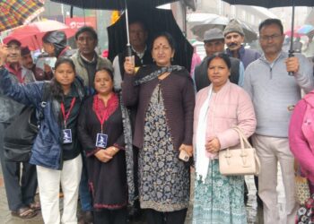 मसूरी में भगत सिंह के विचारों को नई पीढ़ी तक पहुंचाने का संकल्प&nbsp; शहीद-ए-आजम भगत सिंह की 119वीं जयंती पर भारतीय जन नाट्य संघ (इप्टा) की ओर से मसूरी भगत सिंह चौक पर श्रद्धांजलि कार्यक्रम आयोजित किया गया। इस दौरान शहर के गणमान्य लोगों ने भगत सिंह के चित्र पर माल्यार्पण कर उन्हें नमन किया। कार्यक्रम में ऋषिकेश, चंडीगढ़ और देहरादून से पहुंचे इप्टा के साथियों ने भी भागीदारी की। इसके बाद नीलम होटल में भगत सिंह के जीवन, विचारों और देश की आजादी के लिए उनके संघर्ष पर संगोष्ठी आयोजित की गई।संगोष्ठी में वक्ताओं ने भगत सिंह के क्रांतिकारी विचारों, सामाजिक समानता और देश के प्रति उनके समर्पण को याद करते हुए कहा कि उनका जीवन आज भी युवाओं को अन्याय के विरुद्ध आवाज उठाने और समाज के प्रति अपनी जिम्मेदारी निभाने की प्रेरणा देता है। कार्यक्रम में श्रद्धांजलि के साथ उनके विचारों को नई पीढ़ी तक पहुंचाने पर भी चर्चा हुई। इस अवसर पर इप्टा की ममता राव कुमार ने कहा कि भगत सिंह केवल स्वतंत्रता संग्राम के क्रांतिकारी नहीं, बल्कि विचारों और सामाजिक बदलाव के प्रतीक भी हैं। उनके जीवन और विचारों को याद करना तभी सार्थक होगा, जब युवा पीढ़ी उनके आदर्शों को समझे और समाज में सकारात्मक बदलाव के लिए आगे आए।पालिका अध्यक्ष मीरा सकलानी ने भी भगत सिंह को श्रद्धांजलि अर्पित करते हुए उनके बलिदान और देशभक्ति को याद किया। उन्होंने कहा कि शहीदों के योगदान को स्मरण करना और उनके आदर्शों को आगे बढ़ाना हम सभी की जिम्मेदारी है। ऐसे आयोजन नई पीढ़ी को देश के इतिहास और स्वतंत्रता सेनानियों के संघर्ष से जोड़ने का कार्य करते हैं।संगोष्ठी में अमित गुप्ता, देवी गोदियाल, धर्मानंद लाखेड़ा, पुरण जुयाल, प्रकाश राणा, सतीश धौलखंडी, देवी गोदियाल, सुरेश गोयल, गीता पाल, माधुरी तम्टा, मनोज तम्टा, विजय लक्ष्मी कोहली, हीना परवीन, इमराना मिर्जा और आरती सहित शहर के अनेक लोग उपस्थित रहे।