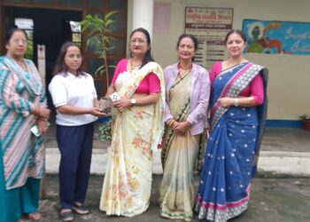 युवा भारत उधमसिंह नगरसेवा पखवाड़ा कार्यक्रम रिपोर्टअवधि: 17 सितंबर से 2 अक्टूबर 2026स्थान: ब्लॉक खटीमा, जनपद उधमसिंह नगर, उत्तराखंडमाननीय जिला युवा अधिकारी श्री रोशन कुमार जी के दिशा-निर्देशन में युवा भारत उधमसिंह नगर द्वारा ब्लॉक खटीमा में दिनांक 17 सितंबर से 2 अक्टूबर 2026 तक सेवा पखवाड़ा कार्यक्रम का आयोजन किया गया।इस दौरान विभिन्न स्थानों पर “एक पेड़ माँ के नाम”, स्वच्छता एवं सेवा कार्य, शपथ ग्रहण तथा दीवार लेखन जैसी विभिन्न गतिविधियाँ आयोजित की गईं। इन कार्यक्रमों का मुख्य उद्देश्य युवाओं एवं स्थानीय लोगों में सामाजिक सेवा, पर्यावरण संरक्षण, स्वच्छता एवं सामाजिक जागरूकता की भावना को बढ़ावा देना रहा।कार्यक्रम का आयोजन NYV पूजा वर्मा द्वारा ब्लॉक खटीमा के विभिन्न स्थानों पर किया गया। कार्यक्रम के अंतर्गत निम्नलिखित स्थानों पर विभिन्न गतिविधियाँ आयोजित की गईं—शिव कॉलोनी, पशुपतिनाथ मंदिर, खटीमाजीजीआईसी इंटर कॉलेज, खटीमाराम स्वरूप भगत इंटर कॉलेज, खटीमाग्राम नौगमा थग्गू स्थित माँ पूर्णागिरि मंदिर का मैदानकार्यक्रम में सहभागिता एवं सहयोगजीजीआईसी इंटर कॉलेज, खटीमा में आयोजित कार्यक्रम में विद्यालय की प्रधानाचार्या श्रीमती प्रतिभा बिष्ट जी, सुखजीत कौर जी, पुष्पा सामंत जी एवं एकता रस्तोगी जी सहित विद्यालय का समस्त स्टाफ उपस्थित रहा। विद्यालय के समस्त स्टाफ द्वारा सेवा पखवाड़ा एवं पर्यावरण संरक्षण से संबंधित गतिविधियों में सक्रिय सहयोग एवं सहभागिता की गई।ग्राम नौगमा थग्गू स्थित माँ पूर्णागिरि मंदिर के मैदान में आयोजित कार्यक्रम में सेवानिवृत्त कैप्टन श्री दिवानी चंद जी एवं फिटनेस ट्रेनर श्री राजकुमार थापा जी की सहभागिता रही। उनके द्वारा कार्यक्रम की गतिविधियों में सहयोग प्रदान किया गया तथा उपस्थित लोगों को सामाजिक सेवा एवं पर्यावरण संरक्षण के प्रति जागरूक किया गया।शिव कॉलोनी स्थित पशुपतिनाथ मंदिर में आयोजित कार्यक्रम में मंदिर के पंडित जी एवं स्थानीय ग्रामीणों की सहभागिता रही। ग्रामीणों ने स्वच्छता एवं सेवा संबंधी गतिविधियों में सहयोग करते हुए कार्यक्रम को सफल बनाने में महत्वपूर्ण भूमिका निभाई।दीवार लेखन एवं स्वच्छता जागरूकतासेवा पखवाड़ा कार्यक्रम के अंतर्गत दो स्थानों पर दीवार लेखन का कार्य भी किया गया। इन दीवारों पर स्वच्छ भारत अभियान एवं स्वच्छता से संबंधित प्रेरणादायक विचार एवं संदेश लिखे गए।दीवार लेखन के माध्यम से स्थानीय लोगों एवं युवाओं को स्वच्छता के प्रति जागरूक किया गया तथा स्वच्छ एवं सुंदर वातावरण बनाए रखने, सार्वजनिक स्थानों को साफ रखने और स्वच्छता को अपनी दैनिक आदत बनाने का संदेश दिया गया।कार्यक्रम की प्रमुख उपलब्धियाँसेवा पखवाड़ा के दौरान आयोजित विभिन्न गतिविधियों के माध्यम से युवाओं, विद्यार्थियों एवं स्थानीय नागरिकों को स्वच्छता, पर्यावरण संरक्षण, वृक्षारोपण, सामाजिक सेवा एवं सामुदायिक सहभागिता के प्रति जागरूक किया गया।“एक पेड़ माँ के नाम” अभियान के माध्यम से पर्यावरण संरक्षण एवं वृक्षों के महत्व का संदेश दिया गया। स्वच्छता अभियान के माध्यम से सार्वजनिक स्थानों को स्वच्छ रखने तथा स्वच्छता को दैनिक जीवन का हिस्सा बनाने के लिए लोगों को प्रेरित किया गया।विद्यालयों एवं सार्वजनिक स्थलों पर शपथ ग्रहण एवं दीवार लेखन के माध्यम से स्वच्छता और सामाजिक जागरूकता का संदेश आमजन तक पहुँचाया गया।निष्कर्षसेवा पखवाड़ा कार्यक्रम के माध्यम से ब्लॉक खटीमा के विभिन्न क्षेत्रों में युवाओं एवं स्थानीय नागरिकों की सहभागिता से सेवा, स्वच्छता, पर्यावरण संरक्षण एवं सामाजिक जागरूकता को बढ़ावा देने का सफल प्रयास किया गया।कार्यक्रम में विद्यालय के शिक्षकों एवं स्टाफ, स्थानीय ग्रामीणों, युवाओं तथा अन्य गणमान्य व्यक्तियों का सहयोग प्राप्त हुआ। सभी के सहयोग एवं सहभागिता से सेवा पखवाड़ा कार्यक्रम को सफलतापूर्वक आयोजित किया गया।आभारसेवा पखवाड़ा कार्यक्रम को सफल बनाने में मार्गदर्शन एवं सहयोग प्रदान करने हेतु माननीय जिला युवा अधिकारी श्री रोशन कुमार जी, विद्यालय के प्रधानाचार्यों एवं समस्त स्टाफ, स्थानीय ग्रामीणों, युवाओं तथा सभी सहयोगी व्यक्तियों का हार्दिक आभार व्यक्त किया जाता है।प्रस्तुतकर्ता:NYV पूजा वर्माब्लॉक खटीमायुवा भारत, उधमसिंह नगर