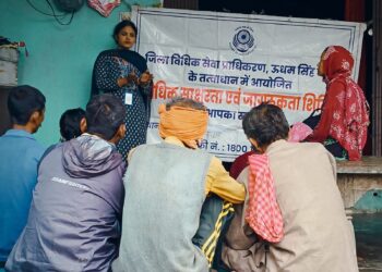 सचिव महोदय जी के तत्वाधान पर , स्थान ग्राम बानूसा, ग्रामीण क्षेत्र मैं समय – 10 से 11:00 बजे तक जिला विधिक सेवा प्राधिकारण उधम सिंह नगर द्वारा नालसा, की नीशुल्क योजनाओं की जानकारी के संबंध में पीएलबी गीता शर्मा द्वारा मंच का संचालन कर ग्रामीण क्षेत्र से आये लोगों को विधिक से मिलने वाली नीशुल्क सेवाओं की जानकारी विस्तार पूर्वक, दी गई और ग्रामीण क्षेत्र के लोगों को स्थाई लोक अदालत सड़क सुरक्षा के नियम नशे के दुष्प्रणाम और पोकसो एक्ट, शिक्षा के अधिकार, वरिष्ठ नागरिकों के अधिकार, घरेलु हिंसा ,मानव तस्कारी ,””साइबर क्राइम, साइबर हैलपलाइन नंबर1930, और सड़क सुरक्षा के नियम सुरक्षा हेल्पलाइन नंबर 112 चाइल्ड हेल्पलाइन नंबर 1098 और ना लसा टोल नंबर फ्री0-15100 इतयादि की जानकारी से ग्रामीण क्षेत्र के 21 लाभार्थियों को विधिक नीशुल्क जानकारी से जा गरूक किया गया टीम नंबर 36 से पैरालीगल बालियंटर गीता शर्मा तहसील खटीमा ,