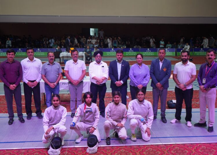 सीबीएसई राष्ट्रीय फेंसिंग चैंपियनशिप–2026 के तीसरे दिन रोमांच चरम पर, युवा खिलाड़ियों ने शानदार प्रदर्शन से जीते पदकरुद्रपुर में राष्ट्रीय स्तर की फेंसिंग प्रतियोगिता में देशभर के उभरते फेंसरों ने दिखाई अद्भुत प्रतिभारुद्रपुर, 28 सितंबर 2026दिल्ली पब्लिक स्कूल (डीपीएस), रुद्रपुर में आयोजित सीबीएसई राष्ट्रीय फेंसिंग चैंपियनशिप–2026 के तीसरे दिन विभिन्न स्पर्धाओं में रोमांचक मुकाबले देखने को मिले। देशभर से आए प्रतिभाशाली फेंसरों ने अपनी उत्कृष्ट तकनीक, तेज गति, सटीक रणनीति और अनुशासित खेल भावना का परिचय देते हुए दर्शकों को रोमांचित कर दिया। प्रतियोगिता में कैडेट पुरुष एपी, जूनियर पुरुष फॉयल एवं जूनियर महिला सेबर वर्ग के मुकाबले आयोजित किए गए।तीसरे दिन प्रतियोगिता स्थल पर खिलाड़ियों के बीच कड़ी प्रतिस्पर्धा देखने को मिली। प्रत्येक मुकाबले में खिलाड़ियों ने बेहतरीन फुटवर्क, तेज रिफ्लेक्स और रणनीतिक कौशल का शानदार प्रदर्शन करते हुए पदकों के लिए जोरदार संघर्ष किया। पूरे परिसर में उत्साह, ऊर्जा और खेल भावना का अद्भुत वातावरण बना रहा।दूसरे दिन के प्रमुख पदक परिणामकैडेट पुरुष एपी वर्ग:स्वर्ण पदक – सर्वेश कादियान (दुहान पब्लिक स्कूल, रोहतक, हरियाणा)रजत पदक – यश दलाल (हरकिशन मेमोरियल पब्लिक स्कूल, रोहतक, हरियाणा)कांस्य पदक – भानु प्रताप सिंह घरिया (आर्मी पब्लिक स्कूल नं.-2, बीईजी रुड़की, उत्तराखंड) एवं लकी (श्री राम चरित मानस सीनियर सेकेंडरी स्कूल, करनाल, हरियाणा)जूनियर पुरुष फॉयल वर्ग:स्वर्ण पदक – हितेजस वुजल (शिव नादर स्कूल, ग्रेटर फरीदाबाद, हरियाणा)रजत पदक – शौर्य गैरोला (सोशल बलूनी पब्लिक स्कूल, देहरादून, उत्तराखंड)कांस्य पदक – तरुण सिहाग (प्रताप सिंह मेमोरियल सीनियर सेकेंडरी स्कूल, सोनीपत, हरियाणा) एवं मयंक जैन (दिल्ली पब्लिक स्कूल, नासिक, महाराष्ट्र)जूनियर महिला सेबर वर्ग:स्वर्ण पदक – साक्षी कपूर (दिल्ली पब्लिक स्कूल, सेक्टर-19C, फरीदाबाद, हरियाणा)रजत पदक – जानवी नेरपागर (सेंट ज़ेवियर्स सीनियर सेकेंडरी स्कूल, भेल, भोपाल, मध्य प्रदेश)कांस्य पदक – नेहारिका जयदीप त्रासी (द ब्रिगेड स्कूल, मल्लेश्वरम, बेंगलुरु, कर्नाटक) एवं पंखुड़ी शुक्ला (दिल्ली पब्लिक स्कूल, किच्छा रोड, रुद्रपुर, उत्तराखंड)तीसरे दिन के आयोजन में खालसा समूह के सदस्यों ने अपनी उपस्थिति दर्ज कराई। श्री हरि सिंह ग्रोवर, श्री मनजीत सिंह मक्कड़, श्री इंदरजीत सिंह, श्री गुरमीत सिंह गाबा, श्री कमलजीत सिंह, श्री हरविंदर सिंह, श्री जोगिंदर सिंह, श्री दलीप सिंह आहूजा, साथ ही श्री अंकित अग्रवाल (एमडी, स्वास्तिक ज्वेलर्स), श्री सुमित अरोड़ा, श्री मनप्रीत सिंह सुखीजा, श्री मनवेंद्र यादव, श्री रुमिल चावला, श्री विष्णु सक्सेना, श्री गौतम गुलाटी एवं श्री विपिन गुलाटी विशिष्ट अतिथि के रूप में उपस्थित रहे।विशिष्ट अतिथियों ने प्रतियोगिता के विभिन्न मुकाबलों का अवलोकन किया तथा खिलाड़ियों का उत्साहवर्धन किया। उन्होंने कहा कि राष्ट्रीय स्तर की ऐसी प्रतियोगिताएँ विद्यार्थियों में अनुशासन, आत्मविश्वास, नेतृत्व क्षमता, धैर्य एवं प्रतिस्पर्धात्मक भावना का विकास करती हैं और उन्हें भविष्य की बड़ी उपलब्धियों के लिए प्रेरित करती हैं।अतिथियों ने डीपीएस रुद्रपुर द्वारा इतने भव्य एवं सुव्यवस्थित राष्ट्रीय आयोजन के सफल संचालन की सराहना करते हुए कहा कि यह प्रतियोगिता युवा खिलाड़ियों को राष्ट्रीय मंच पर अपनी प्रतिभा प्रदर्शित करने तथा देश के विभिन्न राज्यों से आए खिलाड़ियों के साथ अनुभव साझा करने का उत्कृष्ट अवसर प्रदान कर रही है।26 सितंबर से 2 अक्टूबर 2026 तक आयोजित इस राष्ट्रीय प्रतियोगिता में देशभर के विद्यालयों से आए 1,500 से अधिक खिलाड़ी एवं प्रशिक्षक तथा 350 से अधिक तकनीकी अधिकारी, रेफरी, निर्णायक एवं आयोजन अधिकारी सहभागिता कर रहे हैं।प्रतियोगिता के आगामी दिनों में विभिन्न आयु वर्गों एवं स्पर्धाओं के मुकाबले जारी रहेंगे। खिलाड़ियों के उत्कृष्ट प्रदर्शन और लगातार बढ़ते रोमांच के बीच सीबीएसई राष्ट्रीय फेंसिंग चैंपियनशिप–2026 अपने भव्य समापन की ओर अग्रसर है। इस प्रतिष्ठित राष्ट्रीय प्रतियोगिता का भव्य समापन 2 अक्टूबर 2026 को होगा।