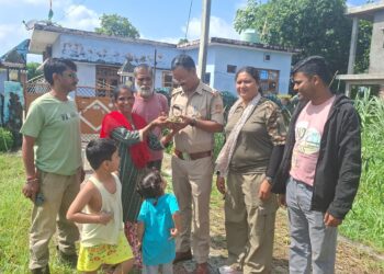 हल्दूचौड़ के दौलिया में सड़क किनारे मिला दुर्लभ कछुआ: सामाजिक कार्यकर्ता पीयूष जोशी की सजगता से वन विभाग ने किया सुरक्षित रेस्क्यू।