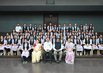 जेसीज पब्लिक स्कूल में कक्षा में (AI) के उपयोग’’ पर CBSE कार्यशाला आयोजितजेसीज पब्लिक स्कूल, रुद्रपुर में केंद्रीय माध्यमिक शिक्षा बोर्ड (CBSE) उत्कृष्टता केंद्र, देहरादून के तत्वावधान में ’‘कक्षा में (AI) उपयोग’’ विषय पर एक दिवसीय कार्यशाला का आयोजन किया गया। कार्यशाला में विषय विशेषज्ञ ’श्रीमती नीलिमा उपाध्याय, (पीजीटी, बीएलएम अकादमी, हल्द्वानी) तथा ’’श्री अमन अग्रवाल’, उपप्रधानाचार्य, (सिंह इंटरनेशनल स्कूल, खटीमा) ने शिक्षकों को संबोधित किया।कार्यशाला के शुभारंभ अवसर पर विद्यालय के प्रधानाचार्य ने विषय विशेषज्ञों एवं उपस्थित शिक्षकों का स्वागत करते हुए शिक्षा के क्षेत्र में कृत्रिम बुद्धिमत्ता (AI)की बढ़ती उपयोगिता तथा क्षमता निर्माण में इसकी महत्वपूर्ण भूमिका पर प्रकाश डाला। विद्यालय के निदेशक, प्रधानाचार्य एवं सेक्शन हेड्स द्वारा विषय विशेषज्ञों को बैज लगाकर एवं इको-पॉट भेंटकर सम्मानित किया गया।कार्यशाला का मुख्य उद्देश्य शिक्षकों को’ (AI)आधारित पर्सनलाइज्ड लर्निंग प्लेटफॉर्म’ के माध्यम से विद्यार्थियों की व्यक्तिगत सीखने की आवश्यकताओं को समझने और उन्हें प्रभावी ढंग से पूरा करने के लिए प्रशिक्षित करना था। विशेषज्ञों ने विभिन्न गतिविधियों के माध्यम से बताया कि प्रत्येक विद्यार्थी की सीखने की शैली, क्षमताएँ और सुधार की आवश्यकताएँ अलग-अलग होती हैं। ऐसे में प्रत्येक विद्यार्थी को उसकी आवश्यकता के अनुरूप सीखने का अनुभव प्रदान करना शिक्षक के लिए एक महत्वपूर्ण चुनौती है।विशेषज्ञों ने बताया कि (AI)आधारित प्लेटफॉर्म मशीन लर्निंग एल्गोरिदम की सहायता से विद्यार्थियों के सीखने के पैटर्न, प्रगति तथा कठिनाइयों का विश्लेषण कर सकते हैं। इससे शिक्षकों को विद्यार्थियों की व्यक्तिगत आवश्यकताओं के अनुरूप शिक्षण रणनीति तैयार करने में सहायता मिलती है। साथ ही, विभिन्न (AI) के प्रयोग द्वारा कक्षा-कक्ष शिक्षण को अधिक ’रोचक, रचनात्मक, प्रभावी एवं सहभागितापूर्ण’ बनाने के तरीकों का व्यावहारिक प्रदर्शन भी किया गया।कार्यशाला को ’चार सत्रों’ में विभाजित किया गया। प्रथम सत्र में ’ (AI)की अवधारणा एवं शिक्षा के क्षेत्र में इसकी संभावनाओं और सीमाओं’ पर चर्चा की गई। द्वितीय सत्र में ’ (AI) की सहायता से क्विज एवं प्रेजेंटेशन तैयार करने’ की प्रक्रिया बताई गई। तृतीय सत्र में ’’Notebook LM एवं Suno App’ की उपयोगिता एवं शैक्षिक क्षेत्र में उनके संभावित प्रयोगों का परिचय दिया गया। चतुर्थ सत्र में ’(AI)के प्रयोग में नैतिकता, जिम्मेदारी एवं सावधानियों’ पर विस्तार से चर्चा की गई।कार्यशाला के दौरान शिक्षकों ने उत्साहपूर्वक सहभागिता करते हुए (AI) से संबंधित विभिन्न प्रश्न पूछे, जिनका विषय विशेषज्ञों ने समाधानपरक एवं व्यावहारिक उत्तर देकर समाधान किया।विद्यालय प्रबंधन समिति के महासचिव ’श्री सुरजीत सिंह ग्रोवर’ ने कार्यशाला की सराहना करते हुए कहा कि वर्तमान समय में इस प्रकार की क्षमता निर्माण कार्यशालाएँ शिक्षकों के लिए अत्यंत आवश्यक हैं। उन्होंने कहा कि ’शिक्षण में आधुनिक तकनीक का समुचित समावेश विद्यार्थियों के सीखने के नए अवसरों को व्यापक बनाता है।’कार्यशाला के समापन अवसर पर ’श्रीमती सिमरनजीत कौर’ ने विषय विशेषज्ञों एवं सभी प्रतिभागी शिक्षकों का आभार व्यक्त किया तथा कार्यशाला को ज्ञानवर्धक एवं उपयोगी बताया।